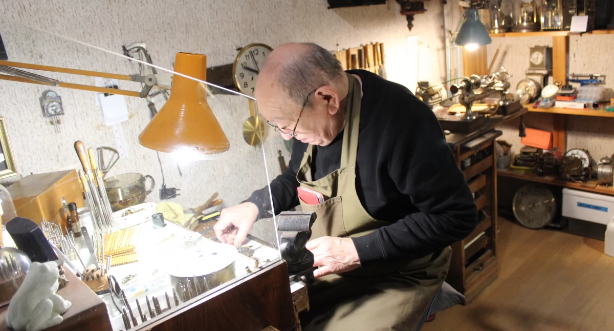 Miejsce, w którym czas się zatrzymał. Zegarmistrz z wrocławskiego Rynku od 46 lat ratuje historię