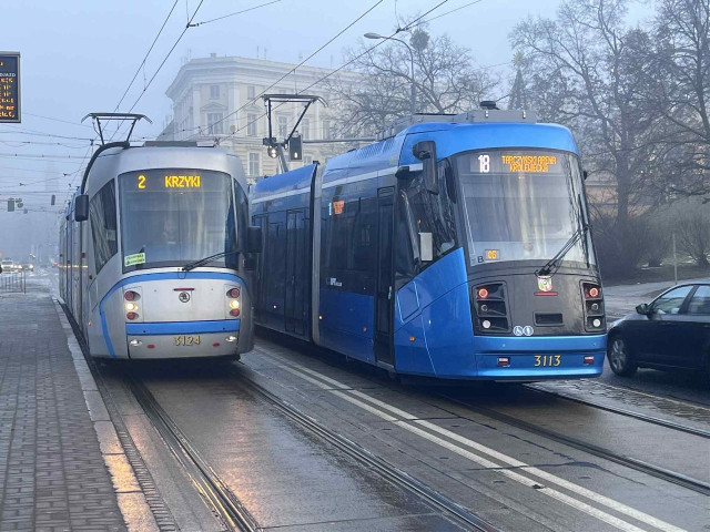 Nocą wjeżdżają do miasta. Jeden z ostatnich Twistów już w Zajezdni Borek